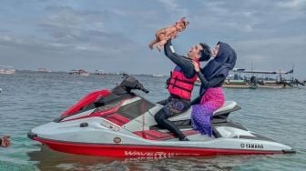 Viral dan Disorot Media Asing, Ria Ricis dan Teuku Ryan Minta Maaf Ajak Baby Moana Main Jet Ski