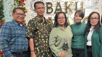 Momen Akrab, Ibu dan Ayah Bharada E Kumpul Bareng Orang Tua Brigadir Yosua saat Natal 2022