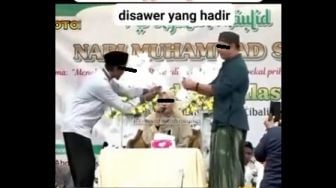 Dua Pria Sawer Ustazah yang Mengaji di Panggung, Sampai Selipkan Uang di Kerudung, Publik Murka: Kurang Ajar!