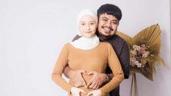 Istri Umumkan Hamil Anak Ketiga, Reaksi Rigen Rakelna Curi Perhatian