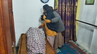 Tangis Pecah Sang Kakak Saat Jenazah Istri Wiji Thukul Tiba di Rumah Duka: Kami Bangga, Mereka Pahlawan Rakyat Kecil