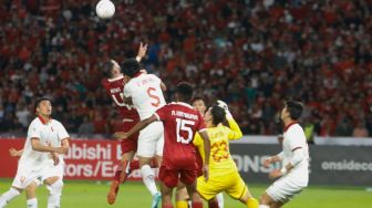 Bek Indonesia Jordi Amat berebut bola di udara dengan pemain Vietnam saat pertandingan sepak bola Semi Final Piala AFF 2022-2023 antara Indonesia dan Vietnam di Stadion Utama Gelora Bung Karno (SUGBK), Jakarta Pusat, Jumat (6/1/2023). [Suara.com/Alfian Winanto,]