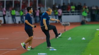 Pelatih Timnas Vietnam Park Hang Seo marah kepada keputusan wasit saat pertandingan sepak bola Semi Final Piala AFF 2022-2023 antara Indonesia dan Vietnam di Stadion Utama Gelora Bung Karno (SUGBK), Jakarta Pusat, Jumat (6/1/2023). [Suara.com/Alfian Winanto,]
