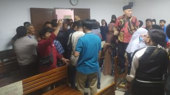 Ricuh! Sidang Vonis Kasus Pembunuhan Pegawai Dinas Perhubungan Makassar