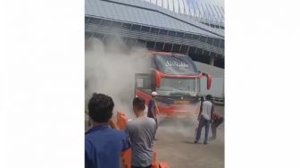 Bus Tujuan Padang Keluarkan Kepulan Asap di Pelabuhan Merak, Penumpang Berhaburan Keluar