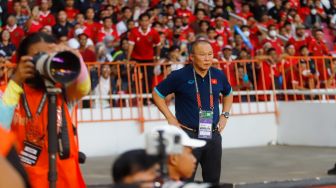 Pelatih Timnas Vietnam Park Hang Seo memantau  pemainnya saat pertandingan sepak bola Semi Final Piala AFF 2022-2023 antara Indonesia dan Vietnam di Stadion Utama Gelora Bung Karno (SUGBK), Jakarta Pusat, Jumat (6/1/2023). [Suara.com/Alfian Winanto,]
