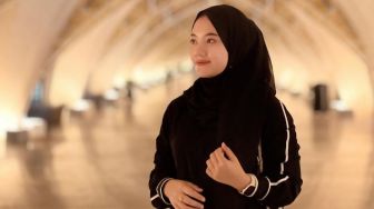 Potret Ustadzah Muda Nadia Hawasyi, Qoriah yang Disawer Duit Miliki Suara Merdu yang Bikin Adem