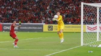 Sundulan penyerang Indonesia Dendy Sulistyawan berhasil dihalau kiper Vietnam saat pertandingan sepak bola Semi Final Piala AFF 2022-2023 antara Indonesia dan Vietnam di Stadion Utama Gelora Bung Karno (SUGBK), Jakarta Pusat, Jumat (6/1/2023). [Suara.com/Alfian Winanto,]