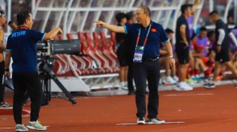 Pelatih Timnas Vietnam Park Hang Seo memberi arahan pada pemainnya saat pertandingan sepak bola Semi Final Piala AFF 2022-2023 antara Indonesia dan Vietnam di Stadion Utama Gelora Bung Karno (SUGBK), Jakarta Pusat, Jumat (6/1/2023). [Suara.com/Alfian Winanto,]
