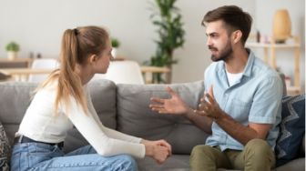 4 Tips Memperbaiki Komunikasi yang Rusak dengan Pasangan