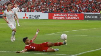 Penyerang Indonesia Dendy Sulistyawan berusaha meraih bola saat pertandingan sepak bola Semi Final Piala AFF 2022-2023 antara Indonesia dan Vietnam di Stadion Utama Gelora Bung Karno (SUGBK), Jakarta Pusat, Jumat (6/1/2023). [Suara.com/Alfian Winanto,]