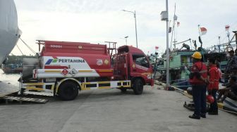 Akhirnya KRI Makassar 590 Tiba di Karimunjawa, BBM dan Logistik Langsung Didistribusikan