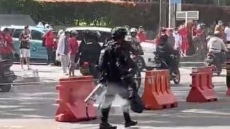 Bom Asap Bikin Heboh Jelang Laga Timnas Indonesia, Mobil Timnas Vietnam Terhambat hingga Brimob Turun