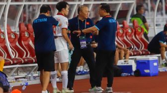 Pelatih Timnas Vietnam Park Hang Seo memberikan arahan pada pemainnya saat pertandingan sepak bola Semi Final Piala AFF 2022-2023 antara Indonesia dan Vietnam di Stadion Utama Gelora Bung Karno (SUGBK), Jakarta Pusat, Jumat (6/1/2023). [Suara.com/Alfian Winanto,]
