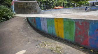 Kondisi lintasan skateboard yang berlubang di RTH Kalijodo, Penjaringan, Jakarta Utara, Sabtu (7/1/2023). [ANTARA FOTO/Galih Pradipta].