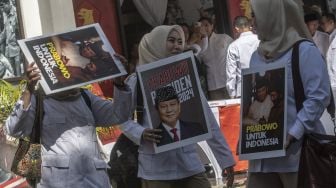 Sejumlah kader Gerindra membawa poster dukungan untuk Ketua Umum Partai Gerindra Prabowo Subianto sebagai calon presiden pada Pilpres 2024 di Kantor Badan Pemenangan Presiden Partai Gerindra, Jakarta, Sabtu (7/1/2023). [ANTARA FOTO/Muhammad Adimaja].