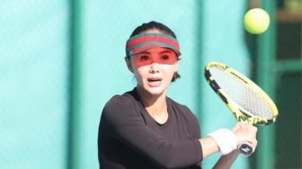 10 Gaya Yuni Shara Main Tenis, Tetap Energik dan Bugar di Usia 50 tahun