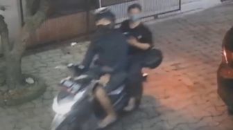 Nekat! Pagi-pagi Sejoli Terekam Kamera CCTV Sikat Honda Beat Di Bekasi