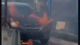 Detik-detik Mobil Honda Mobilio Tiba-tiba Terbakar Di Pintu Tol Becakayu, Videonya Viral