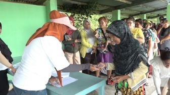 Salurkan Ratusan Kupon Sembako Murah di Kabupaten Belitung, Relawan Sandiaga Uno Kurangi Beban Ekonomi Keluarga