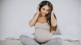 4 Manfaat Mendengarkan Musik bagi Ibu Hamil dan Perkembangan Janin