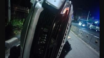 Sopir Diduga Ngantuk, Mobil Pajero Sport Terguling Usai Tabrak Trotoar Di Tambora