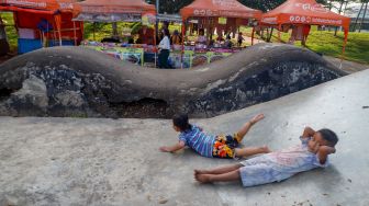 Kondisi lintasan skateboard yang berlubang di RPTRA Kalijodo, Penjaringan, Jakarta Utara, Senin (9/1/2023). [Suara.com/Alfian Winanto]