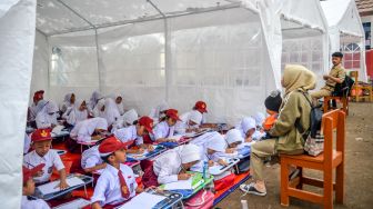 Hari Pertama Sekolah, Anak-anak Korban Gempa Cianjur Belajar di Tenda Darurat