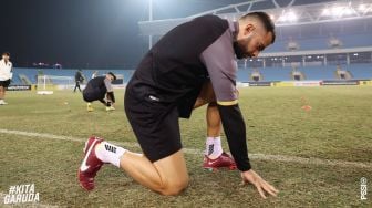 Skuad Timnas Indonesia Geleng-geleng Kepala Lihat Rumput Stadion My Dinh Kering dan Mati