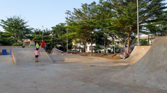 Sejumlah anak-anak bermain di lintasan skateboard di RPTRA Kalijodo, Penjaringan, Jakarta Utara, Senin (9/1/2023). [Suara.com/Alfian Winanto]