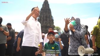 Jokowi Kena Demam Lato-Lato Juga, Mainnya Santai Banget Sambil Gandeng Cucu