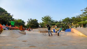 Kondisi lintasan skateboard yang berlubang di RPTRA Kalijodo, Penjaringan, Jakarta Utara, Senin (9/1/2023). [Suara.com/Alfian Winanto]