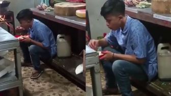 Pegawai Resto Ini Makan Cuma Pakai Nasi Putih, Warganet Banjiri Doa