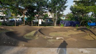 Kondisi salah satu lintasan skateboard di RPTRA Kalijodo, Penjaringan, Jakarta Utara, Senin (9/1/2023). [Suara.com/Alfian Winanto]