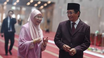 Istri Perdana Menteri Malaysia Anwar Ibrahim, Wan Azizah Wan Ismail (kiri) didampingi Imam Besar Masjid Istiqlal Nasaruddin Umar (kanan) saat berkunjung ke Masjid Istiqlal di Jakarta, Senin (9/1/2023). [ANTARA FOTO/Hafidz Mubarak A/hp]
