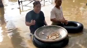 Kocak, Warga Blega Bangkalan Ini Asik Menyantap Rujak di Tengah Banjir