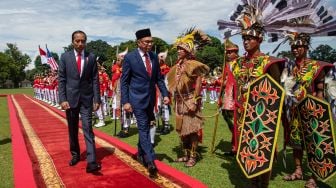 Presiden Joko Widodo (kiri) bersama Perdana Menteri Malaysia Anwar Ibrahim (kanan) memeriksa pasukan di Istana Kepresidenan Bogor, Jawa Barat, Senin (9/1/2023). [ANTARA FOTO/Sigid Kurniawan/hp]