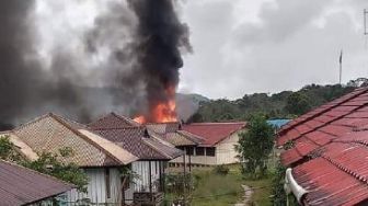 Diduga Istri Anggotanya Selingkuh, OPM Bakar Sekolah hingga Kantor Desa di Puncak Papua