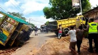 Kelebihan Muatan, Truk Muatan 10 Ton Kelapa Sawit Terguling di Sukoharjo 