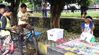 Ucok Baba Banting Setir Jadi Pedagang Lato-lato di Pinggiran Jalan