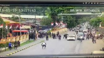 Mako Brimob Kotaraja Diserang Simpatisan Lukas Enembe, Polisi Kocar-kacir Dilempari Batu