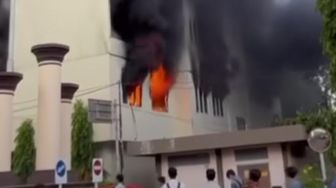 Gedung Polsri Palembang Terbakar, Mahasiswa Berlari Kocar Kacir