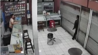 Viral Rekaman CCTV Maling Ketahuan saat Hendak Lancarkan Aksi di Konter HP