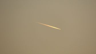 Cahaya Misterius di Langit California, Meteor atau Pesawat Jatuh?