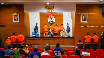 Para Anggota DPRD Jambi periode 2014-2019 usai diperiksa KPK sebagai tersangka kasus dugaan suap pengesahan RAPBD Provinisi Jambi tahun 2017 dan 2018 di Gedung Merah Putih KPK, Jakarta Selatan, Selasa (10/1/2023). [Suara.com/Alfian Winanto]