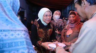 Menaker Ida Kunjungi Korban Kebakaran di Mampang Prapatan dan Dirikan Dapur Umum