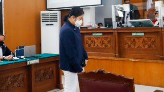 Nangis Cerita Kronologi Yosua Masuk Kamar, Putri Candrawathi: Pintu Dibuka Keras, Dia Ada di Kaki Saya