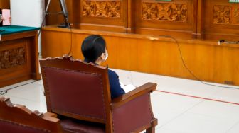 Terdakwa kasus pembunuhan Brigadir J, Putri Candrawathi alias PC saat mengikuti sidang lanjutan di Pengadilan Negeri Jakarta Selatan, Rabu (11/1/2023). [Suara.com/Alfian Winanto]