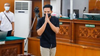 Terdakwa kasus pembunuhan Brigadir J, Richard Eliezer alias Bharada E saat menghadiri sidang lanjutan di Pengadilan Negeri Jakarta Selatan, Rabu (11/1/2023). [Suara.com/Alfian Winanto]