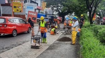 Bahayakan Pengendara, Dinas PUTR Sulsel Lakukan Penanganan Darurat Jalan Hertasning